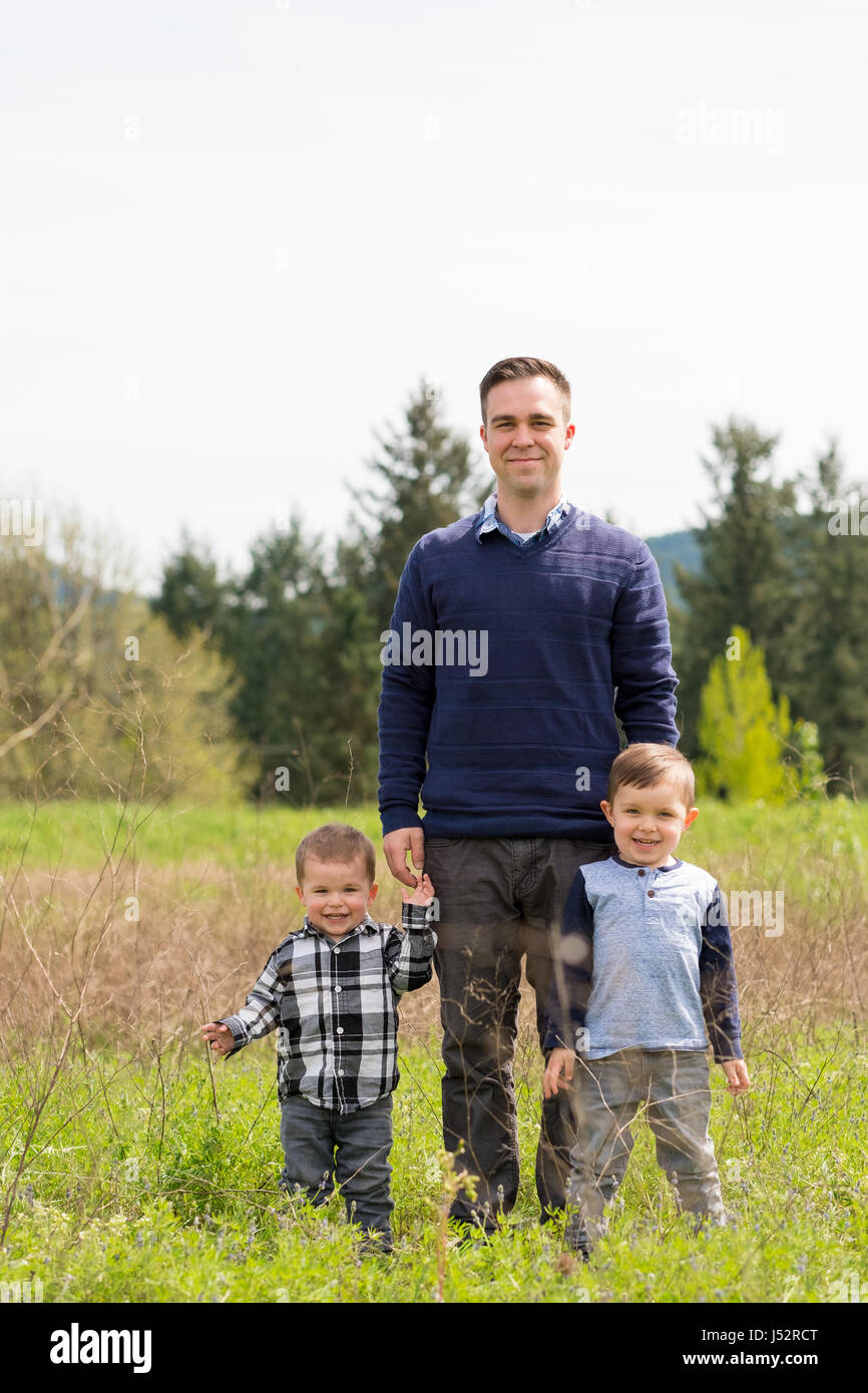 Vater und zwei Söhne Lifestyle Portrait Stockfoto