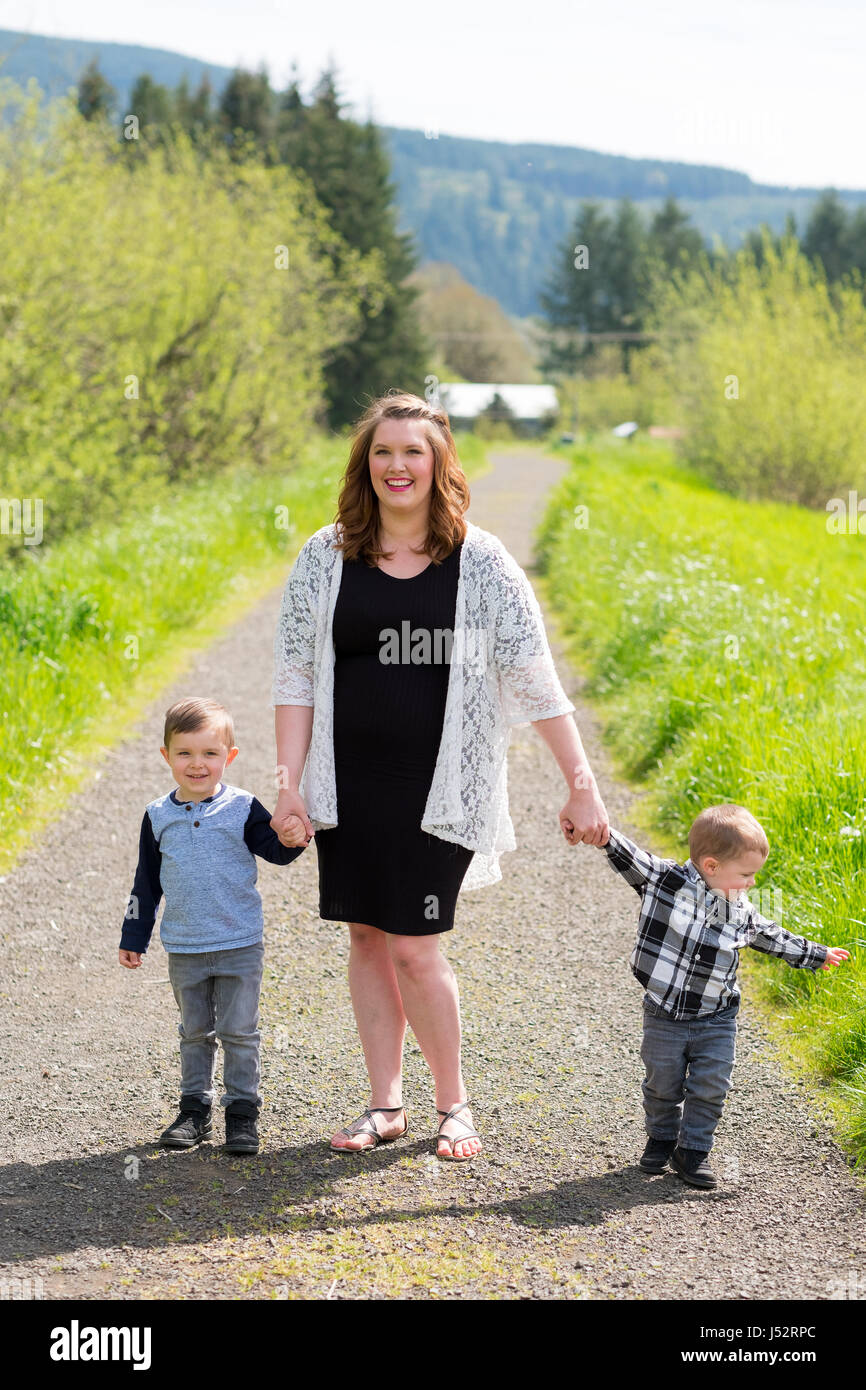 Mutter und zwei Söhne Lifestyle Portrait Stockfoto