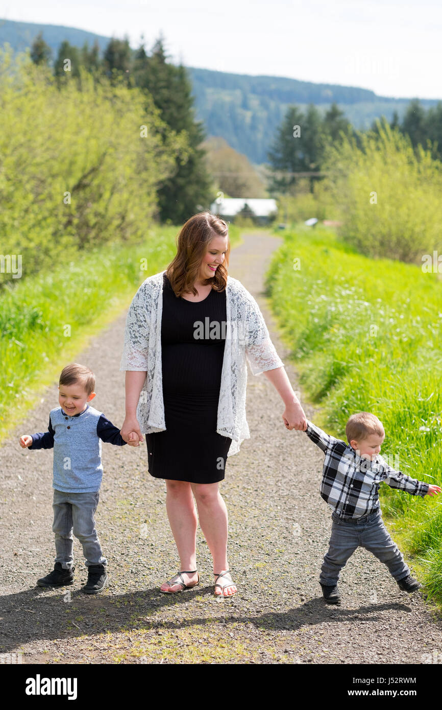 Mutter und zwei Söhne Lifestyle Portrait Stockfoto