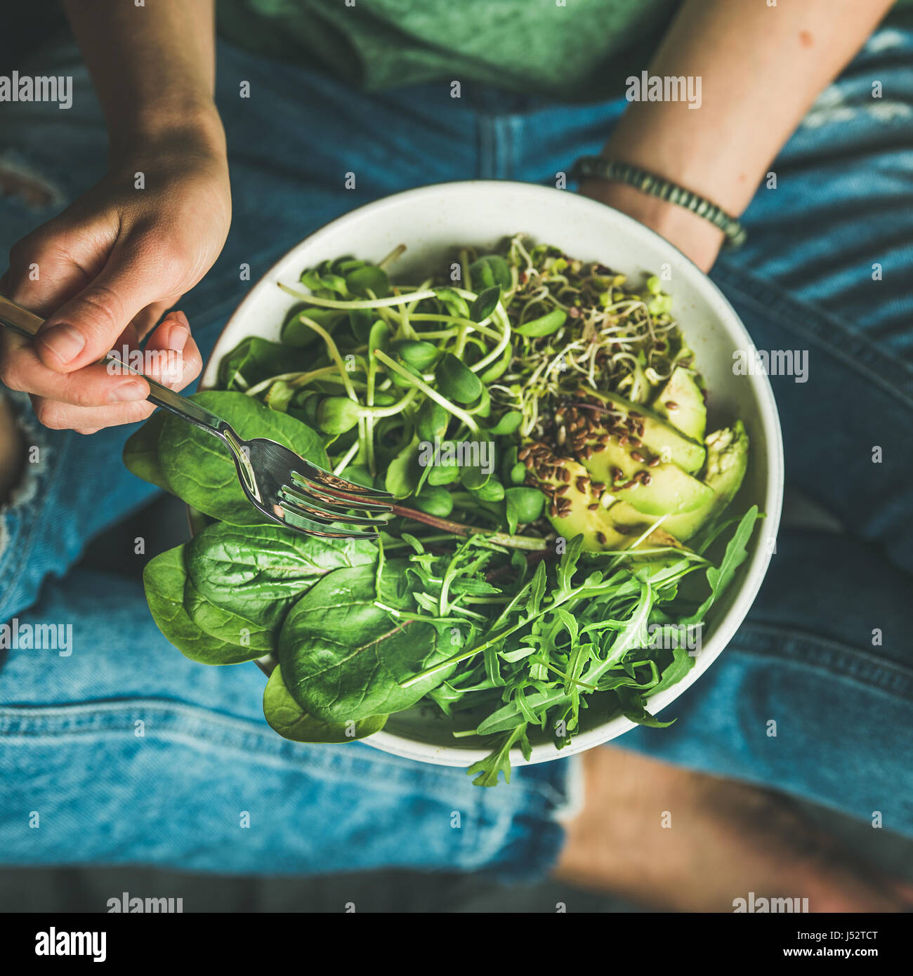 Grüne Vegan Frühstück Mahlzeit in Schüssel mit Spinat, Rucola, Avocado ...