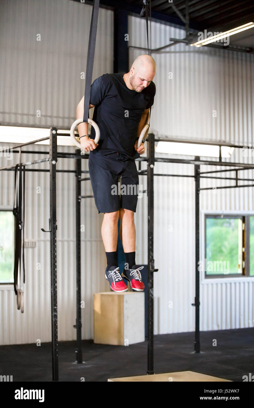 Bestimmt, dass Sportler mit Gymnastik im Health Club Ringe Stockfoto