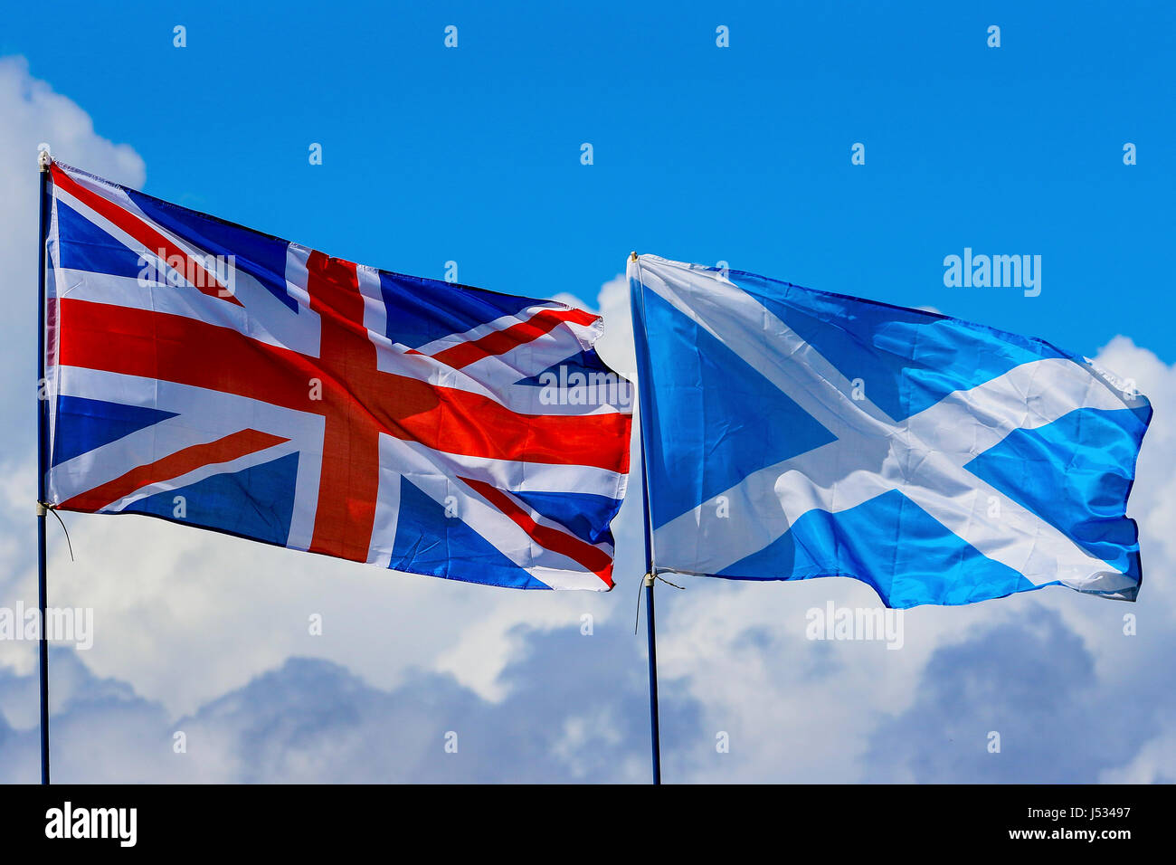 Union Jack fliegen neben dem schottischen Andreaskreuz Stockfoto