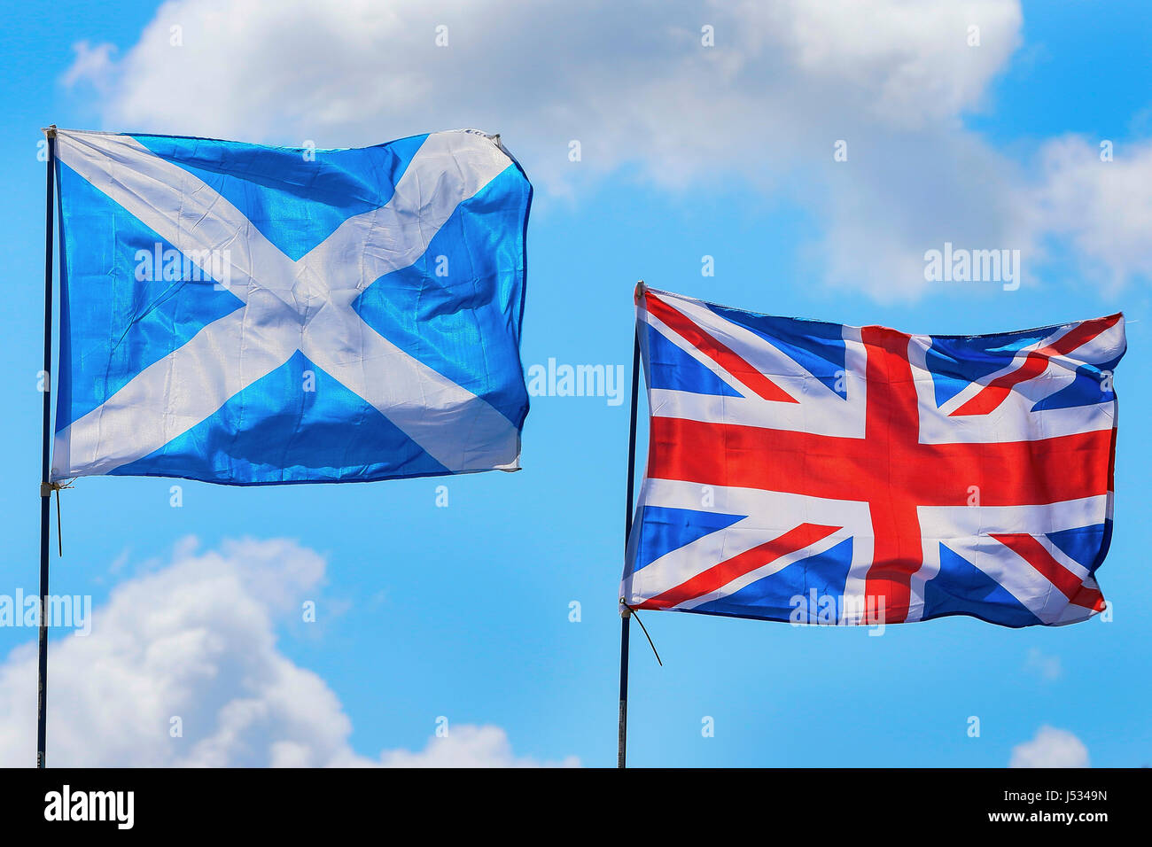 Union Jack fliegen neben dem schottischen Andreaskreuz Stockfoto