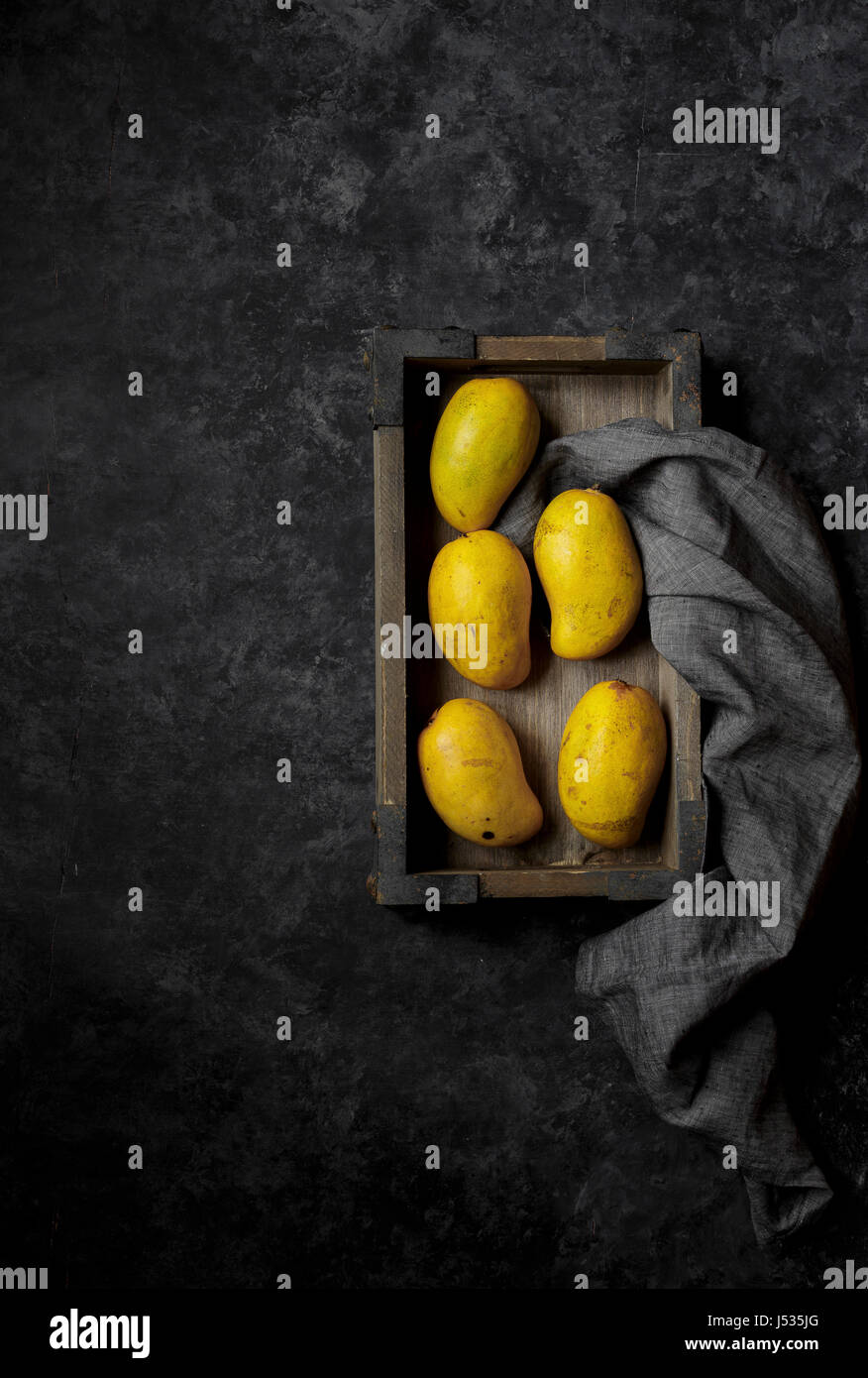 Mangos in einem Holztablett Stockfoto