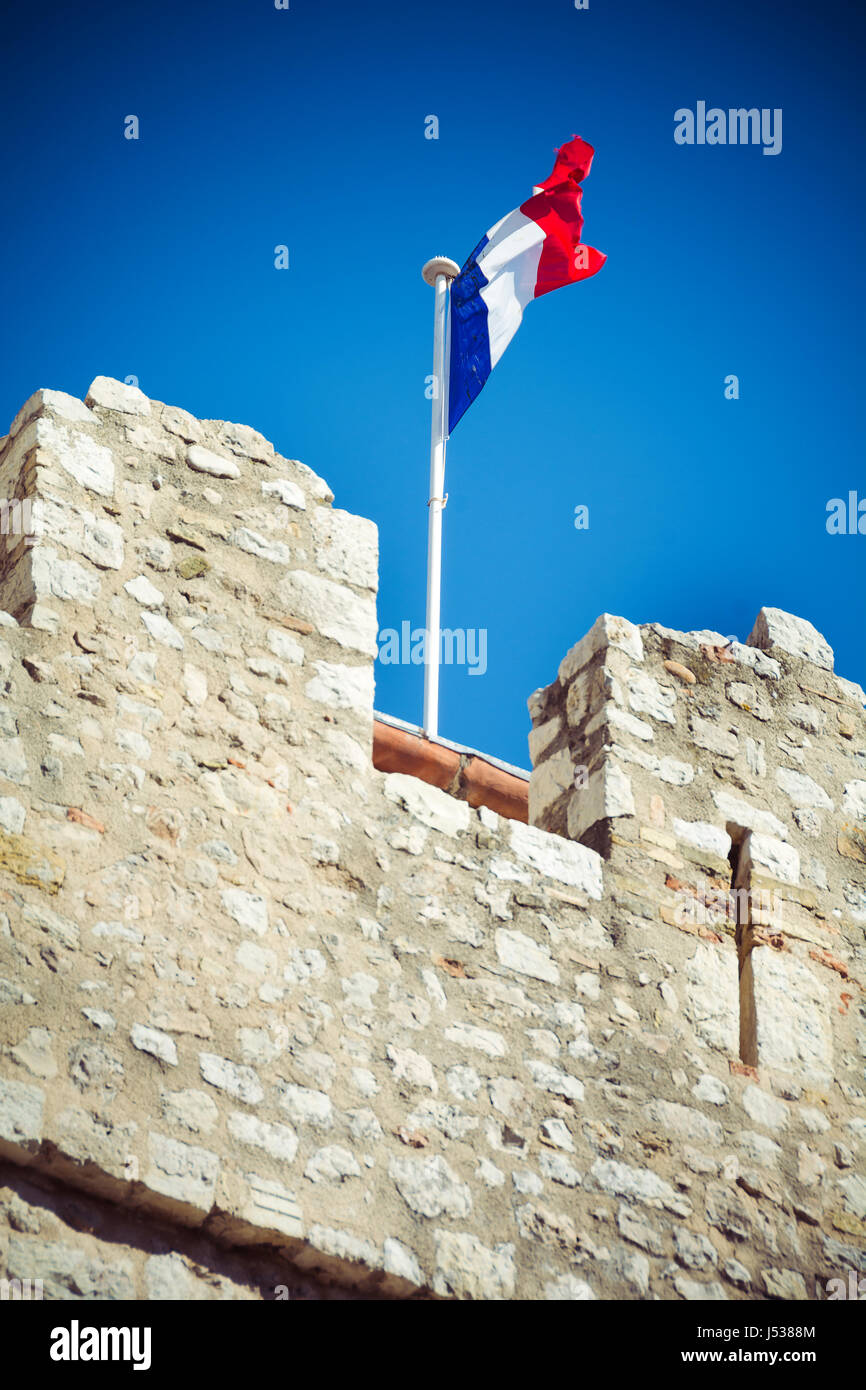 Französische Trikolore auf mittelalterlichen Stadtmauer Stockfoto