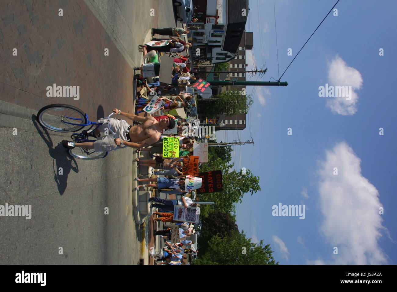 Demonstranten mischen bei während einer Anti-Homosexuell und Anit-Abtreibung Rallye Volkspark Montag, 3. Juni 2002 in Bloomington, Indiana. Foto von Jeremy Hogan) Stockfoto