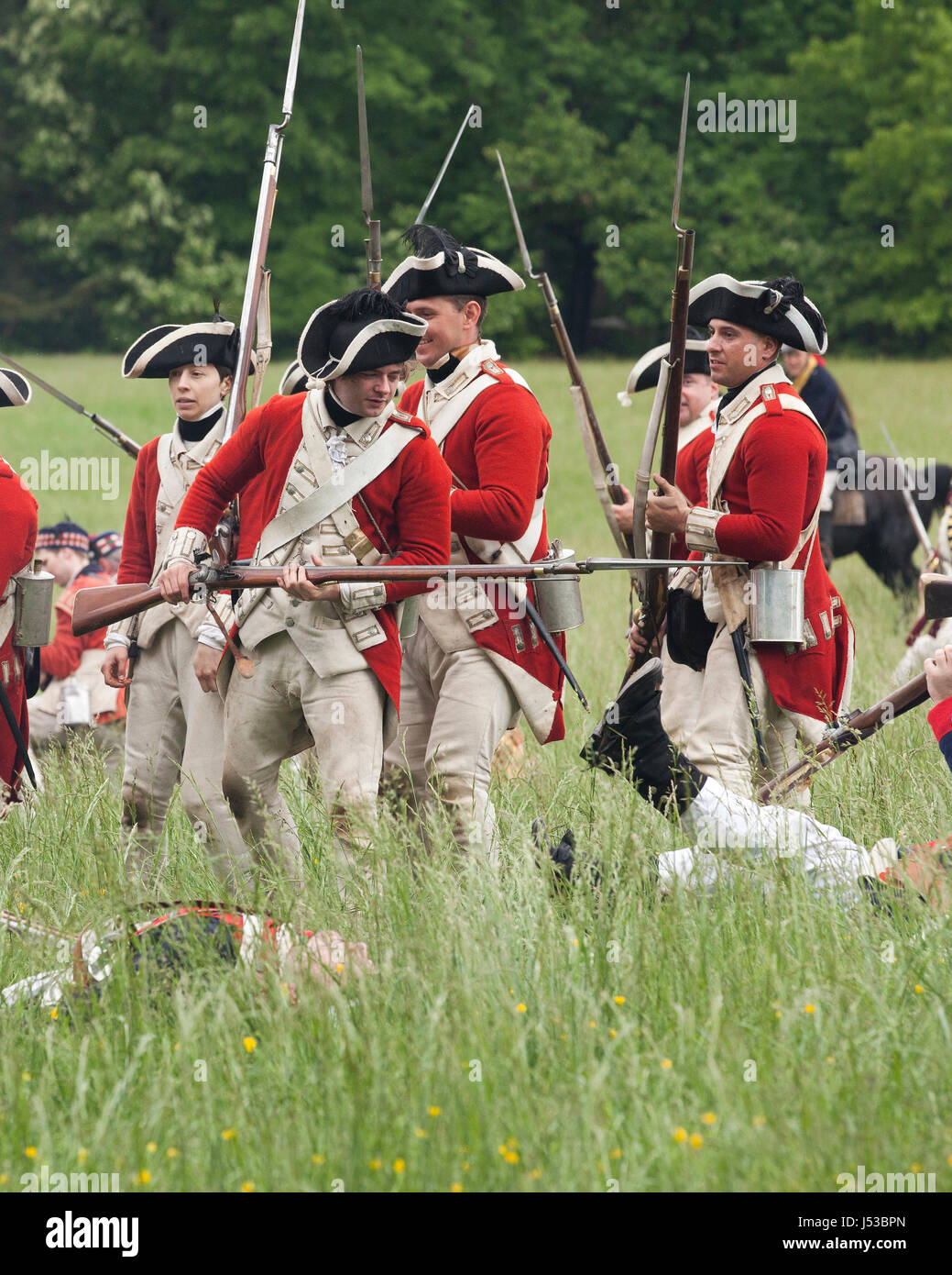 Britische Soldaten während einer Nachstellung des 18. Jahrhunderts Unabhängigkeitskrieges in Mount Vernon - Virginia USA Stockfoto