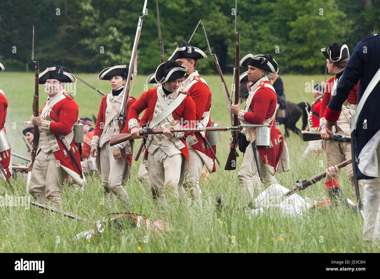 Britische Soldaten während einer Nachstellung des 18. Jahrhunderts Unabhängigkeitskrieges in Mount Vernon - Virginia USA Stockfoto