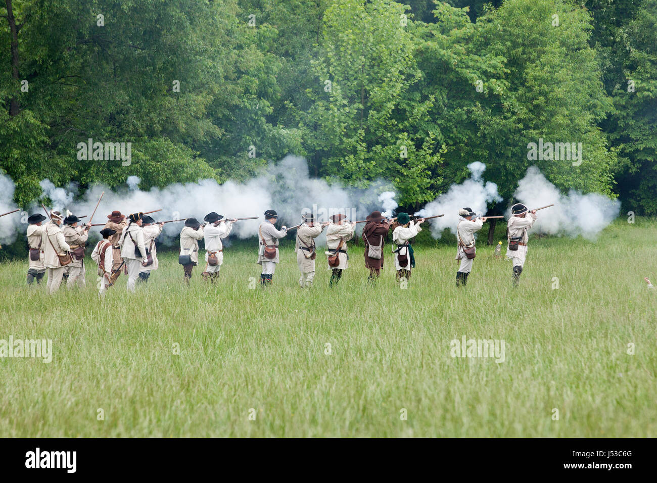Schusslinie der amerikanischen Soldaten im amerikanischen Unabhängigkeitskrieg Reenactment in Mount Vernon - Virginia USA Stockfoto