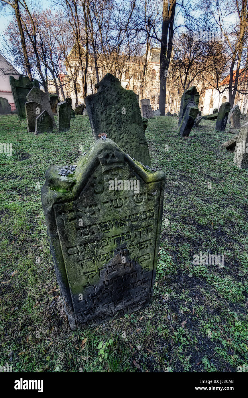 Grabsteine auf dem alten jüdischen Friedhof in das jüdische Viertel von Prag, Tschechien. Stockfoto