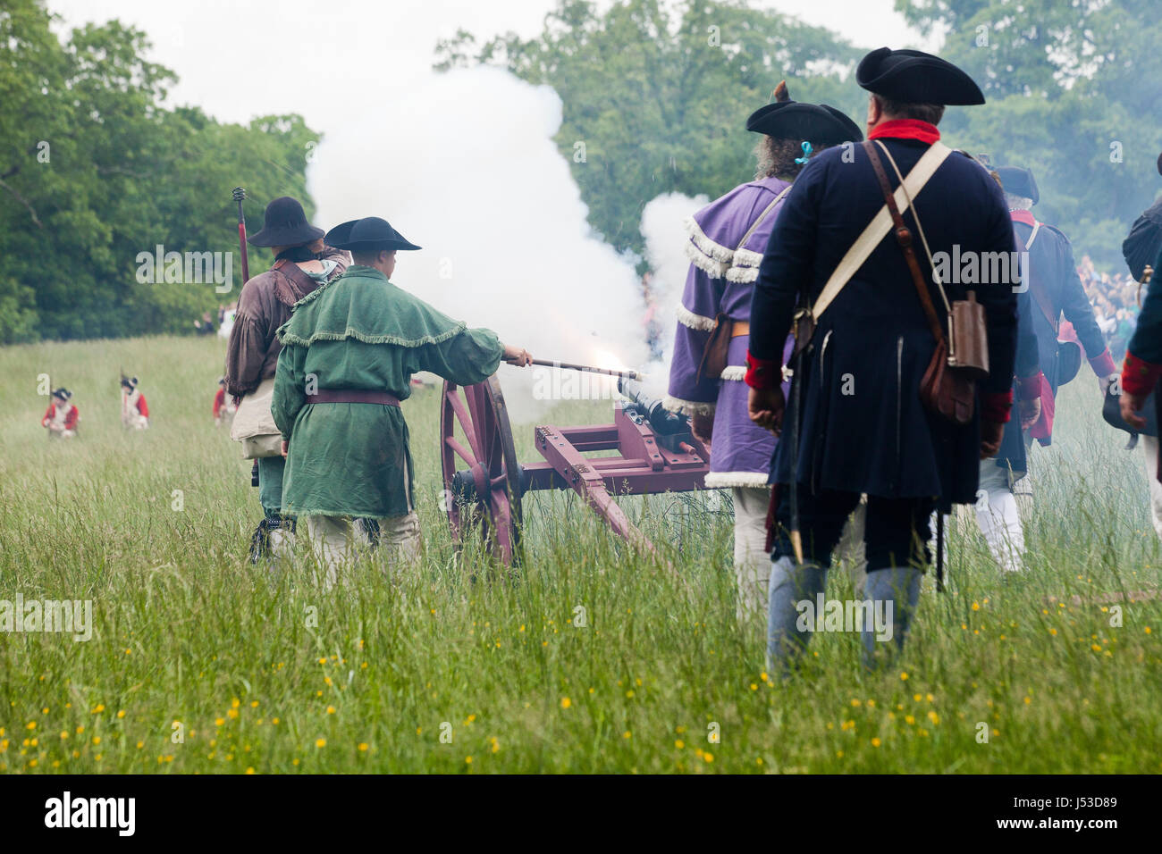Amerikanischen Kanone Artillerie Mannschaft brennen Kanone in den amerikanischen Unabhängigkeitskrieg Reenactment in Mount Vernon - Virginia USA Stockfoto
