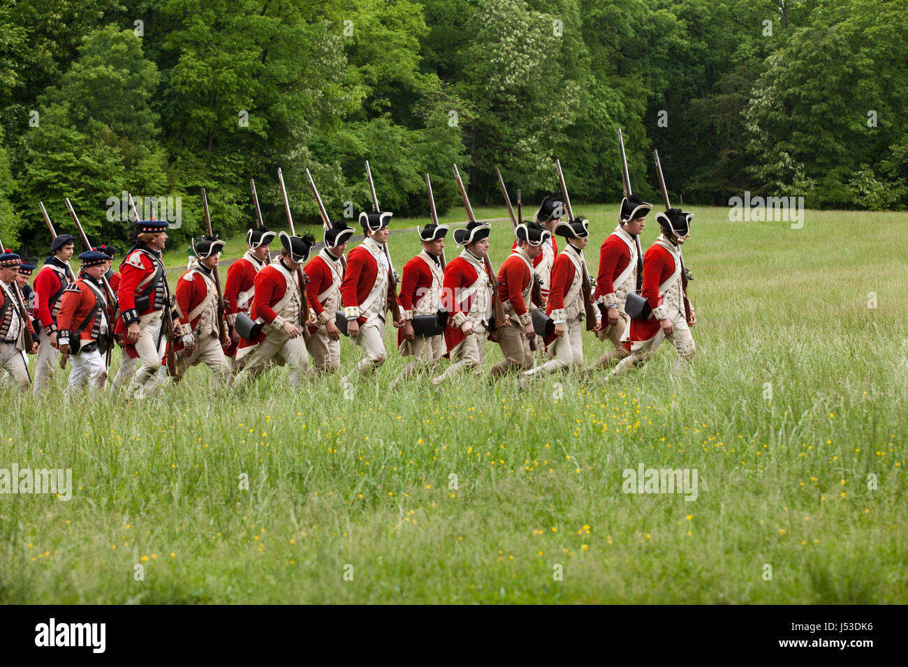 Britische Soldaten während einer Nachstellung des 18. Jahrhunderts Unabhängigkeitskrieges in Mount Vernon - Virginia USA Stockfoto