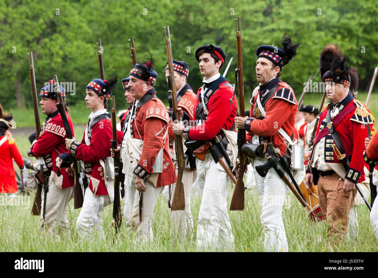 Britische Soldaten während einer Nachstellung des 18. Jahrhunderts Unabhängigkeitskrieges in Mount Vernon - Virginia USA Stockfoto