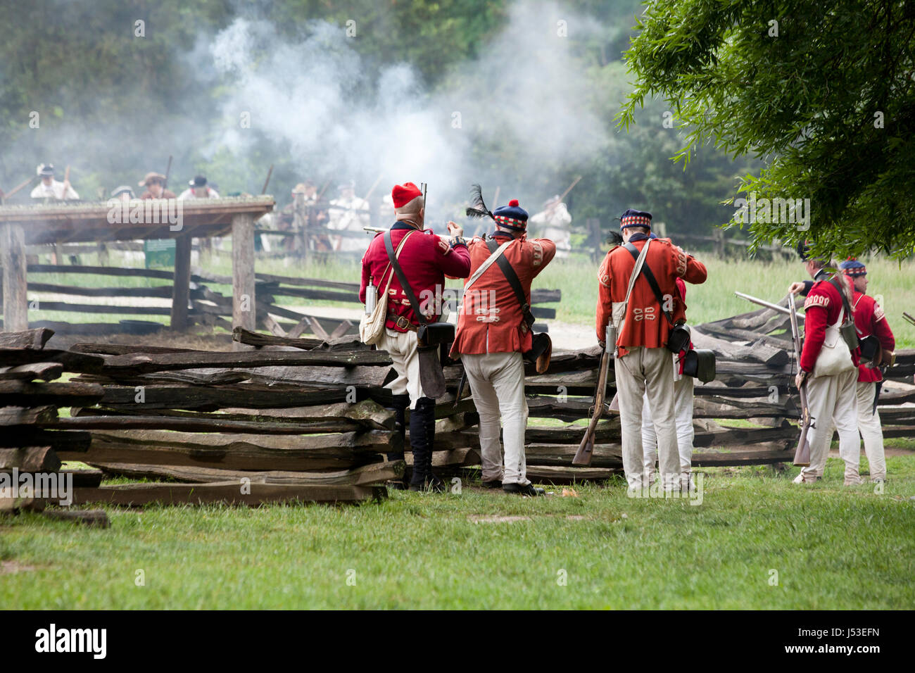 Britische Soldaten während einer Nachstellung des 18. Jahrhunderts Unabhängigkeitskrieges in Mount Vernon - Virginia USA Stockfoto