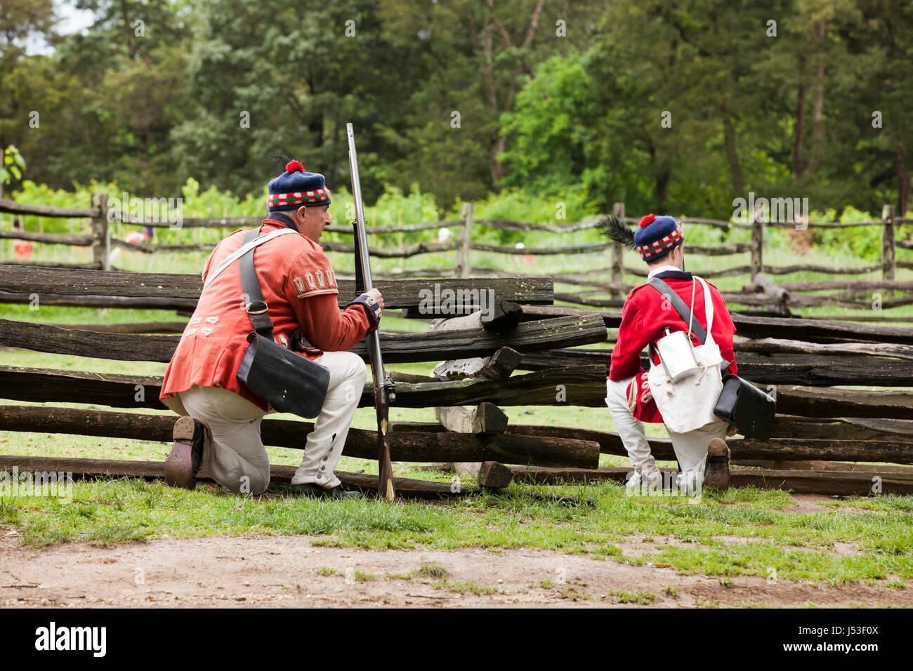 Britische Soldaten während einer Nachstellung des 18. Jahrhunderts Unabhängigkeitskrieges in Mount Vernon - Virginia USA Stockfoto