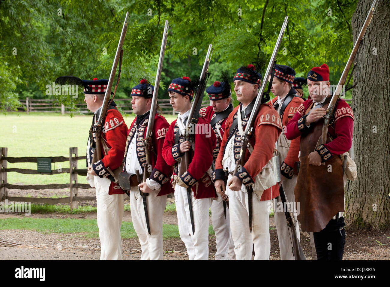 Britische Soldaten während einer Nachstellung des 18. Jahrhunderts Unabhängigkeitskrieges in Mount Vernon - Virginia USA Stockfoto