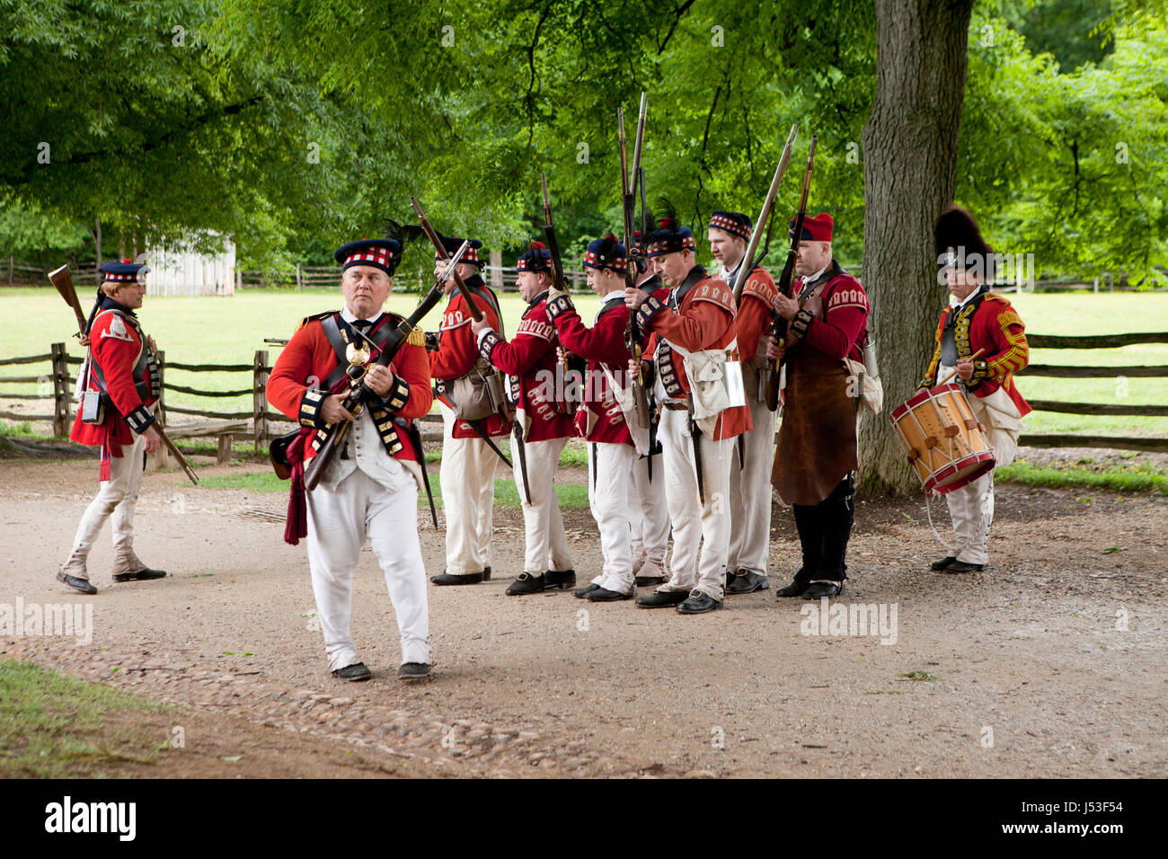 Britische Soldaten während einer Nachstellung des 18. Jahrhunderts Unabhängigkeitskrieges in Mount Vernon - Virginia USA Stockfoto