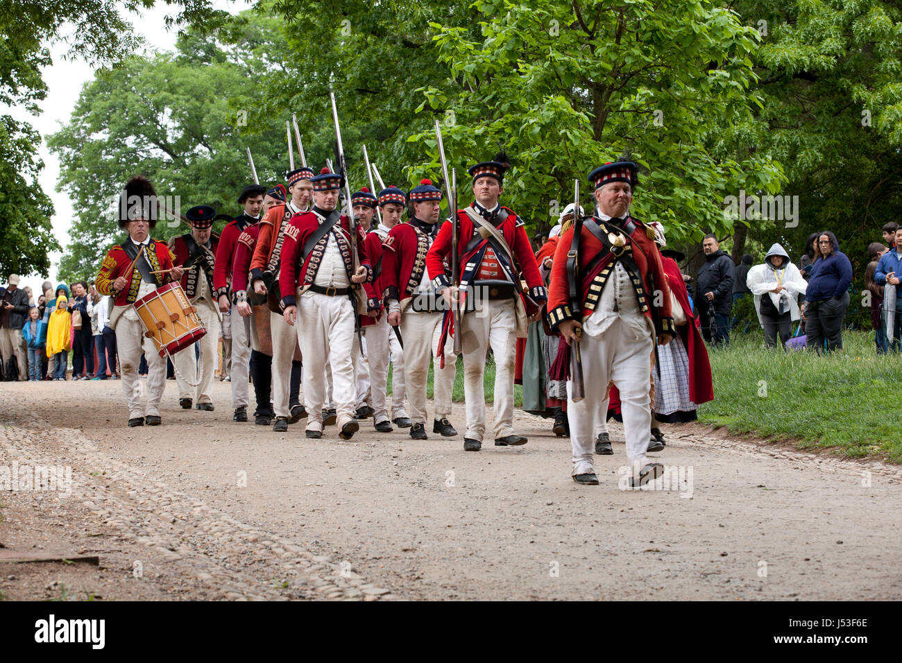 Britische Soldaten während einer Nachstellung des 18. Jahrhunderts Unabhängigkeitskrieges in Mount Vernon - Virginia USA Stockfoto