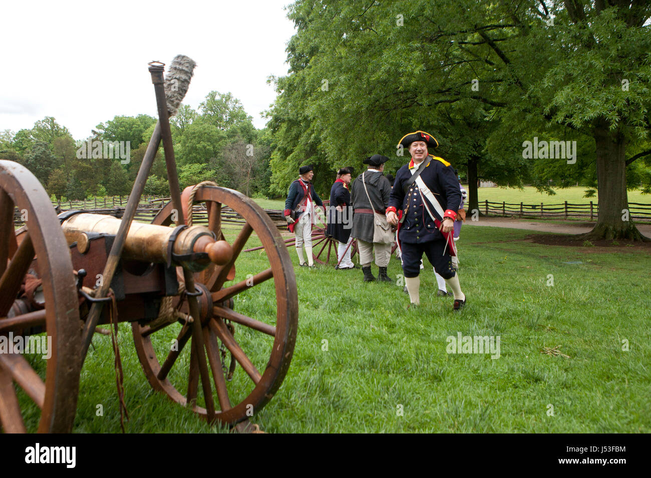 Amerikanischen Kanone Artillerie Crew in den amerikanischen Unabhängigkeitskrieg Reenactment in Mount Vernon - Virginia USA Stockfoto