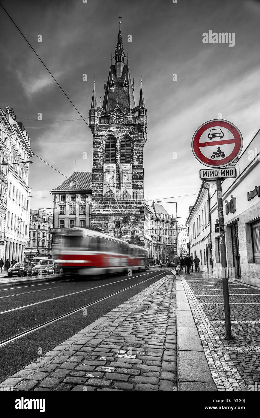 Prag, Tschechische Republik - 11. Dezember 2015: Rote Retro-Straßenbahn in der Nähe von Jindrisska Turm in der Altstadt am 11. Dezember 2015 in Prag, Tschechien. Stockfoto