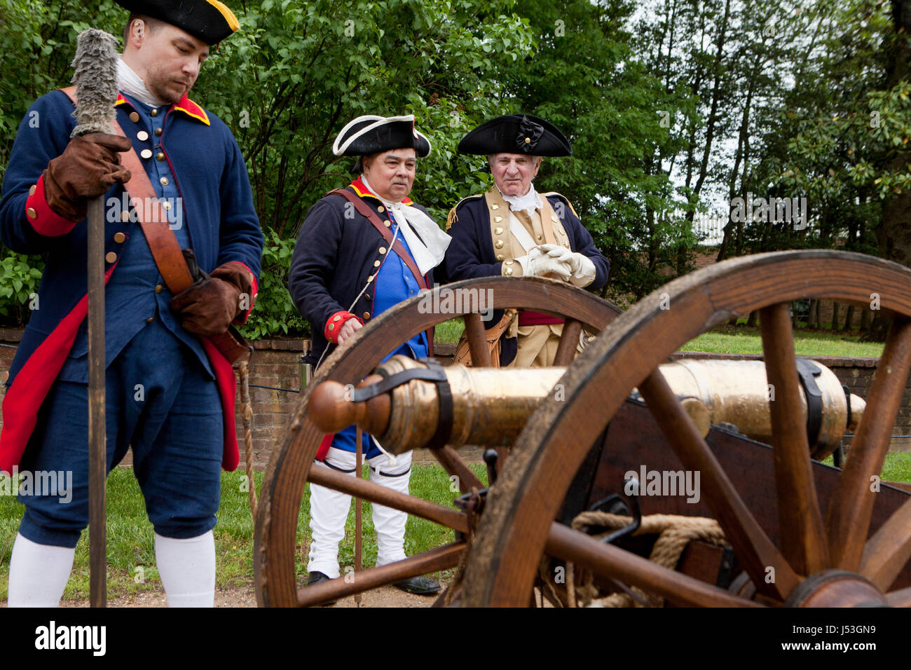 Amerikanischen Kanone Artillerie Crew in den amerikanischen Unabhängigkeitskrieg Reenactment in Mount Vernon - Virginia USA Stockfoto