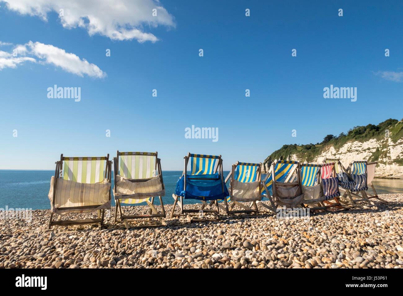 Reihe von Liegestühlen am Strand Bier, Devon, Großbritannien Stockfoto