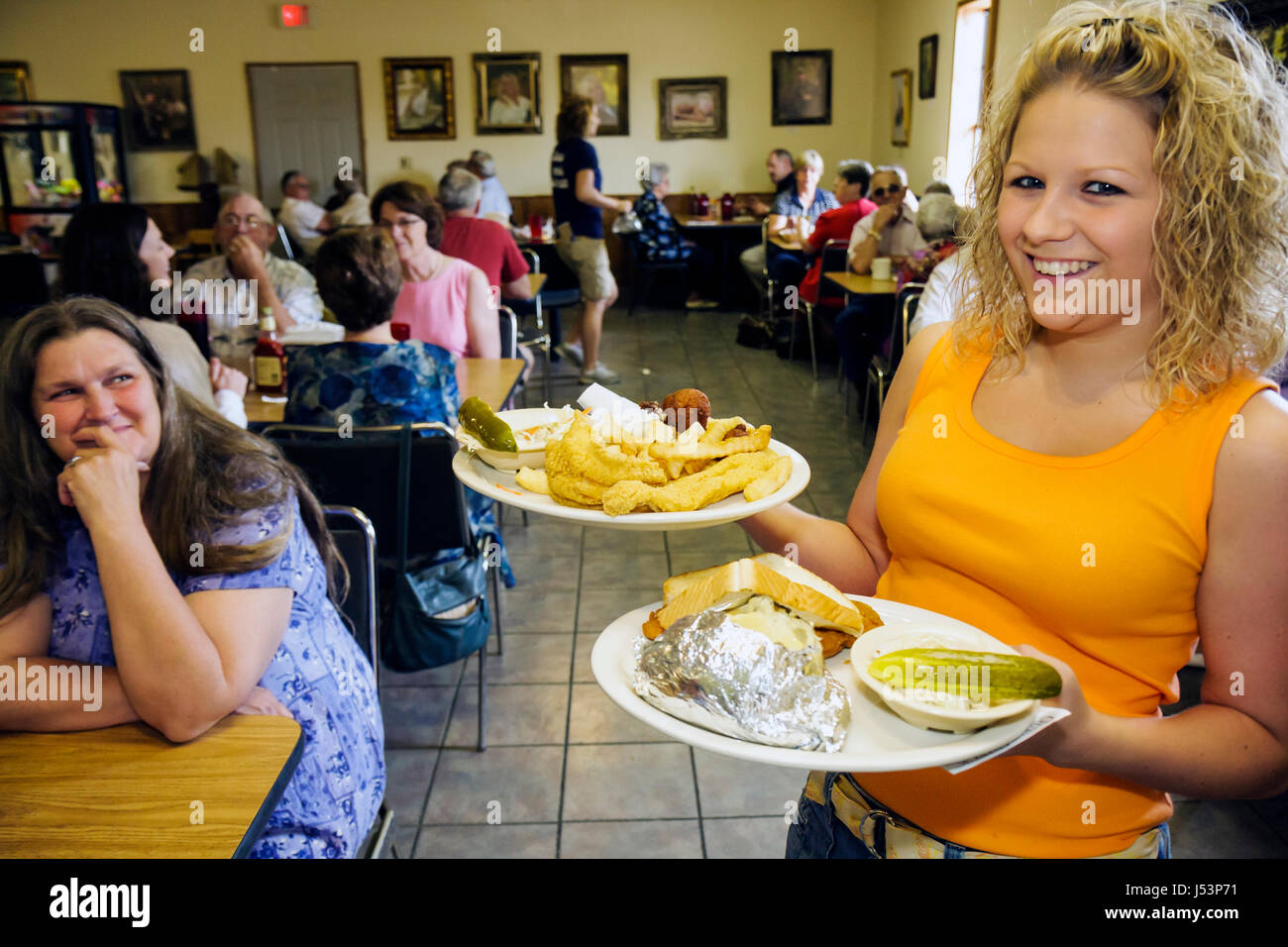 Arkansas Portia, Dairy King, Restaurant Restaurants Essen Essen Essen Essen Essen gehen Cafe Cafés Bistro, Erwachsene Erwachsene Frau Frauen weibliche Dame, blond, freundlich, Kellnerin Stockfoto