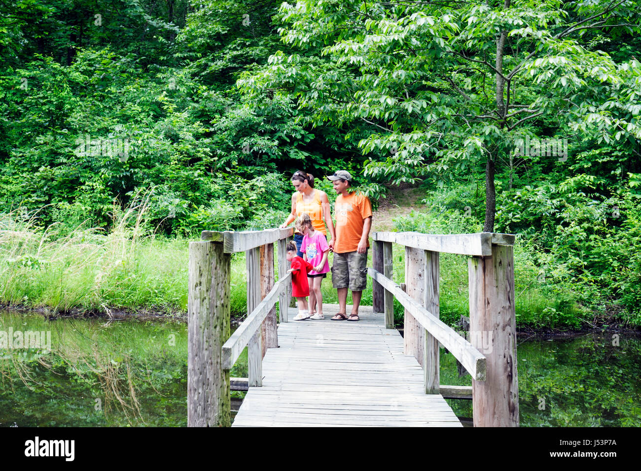 Arkansas Randolph County, Pocahontas, Old Davidsonville Historic State Park, Trappers Lake Trail, Erwachsene Erwachsene Männer Männer männlich, Frau Frauen weibliche Dame, Vater Stockfoto