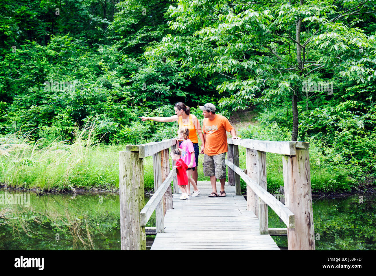 Arkansas Randolph County, Pocahontas, Old Davidsonville Historic State Park, Trappers Lake Trail, Mann Männer männlich, Frau weiblich Frauen, Vater, Mutter, Mädchen Stockfoto
