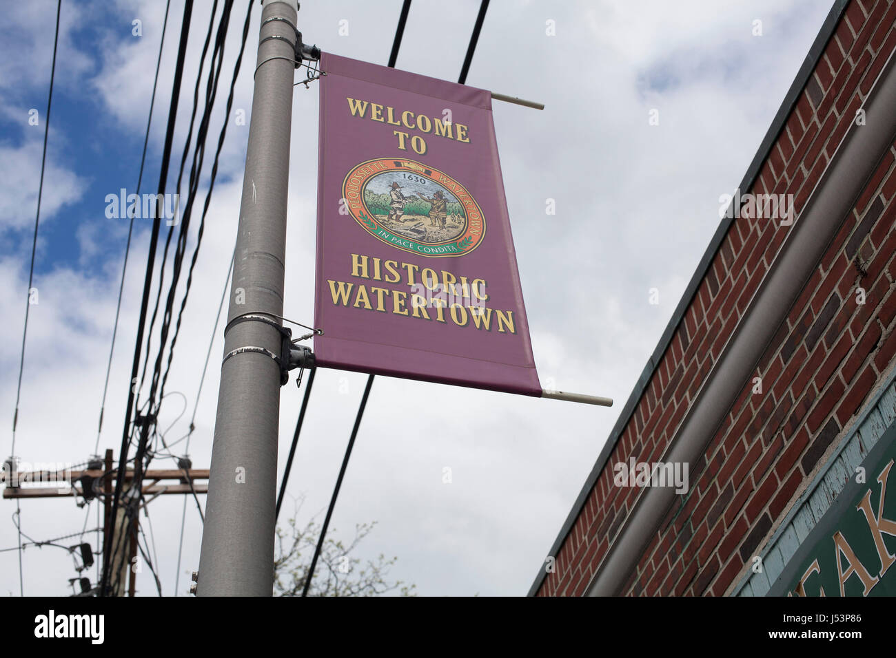 Ein Willkommen Zeichen hängt am Mount Auburn Street in Watertown, Massachusetts. Stockfoto