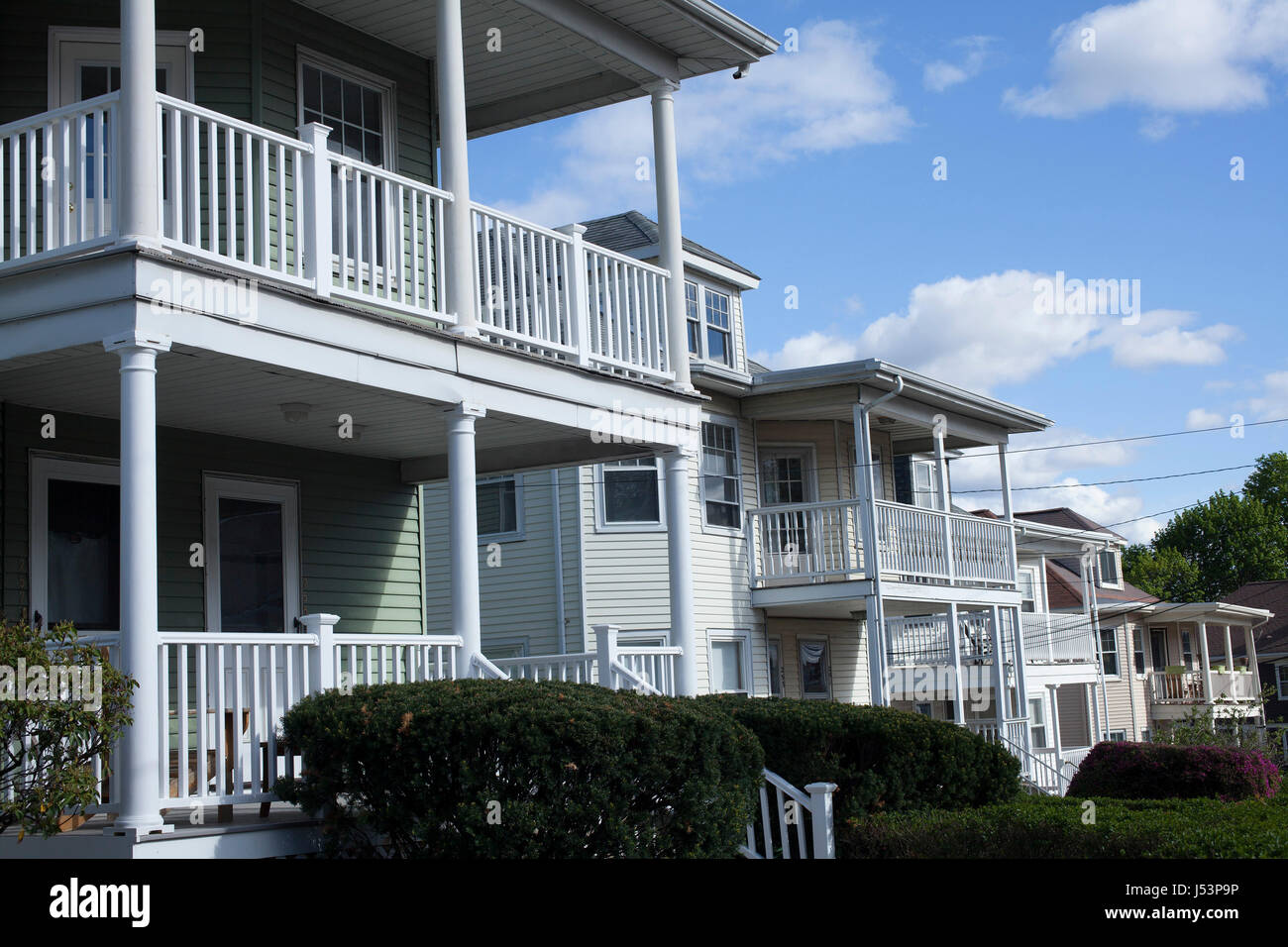 "Zwei Familien" Häuser in der Nähe von Watertown Square in Watertown, Massachusetts in ein schönes Arbeiterviertel. Stockfoto