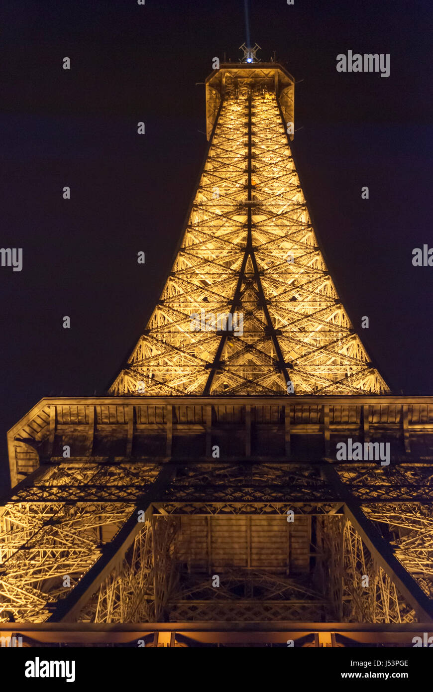 Eiffelturm bei Nacht beleuchtet Stockfoto