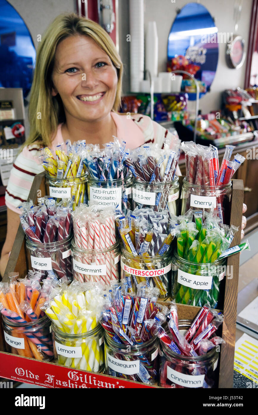 Arkansas Randolph County, Pocahontas, Futrell Pharmacy, altmodischer Sodabrunnen, weibliche Frauen, blonde, harte Zuckerrohr, Stock, Rezeptionist, Aufseher Stockfoto