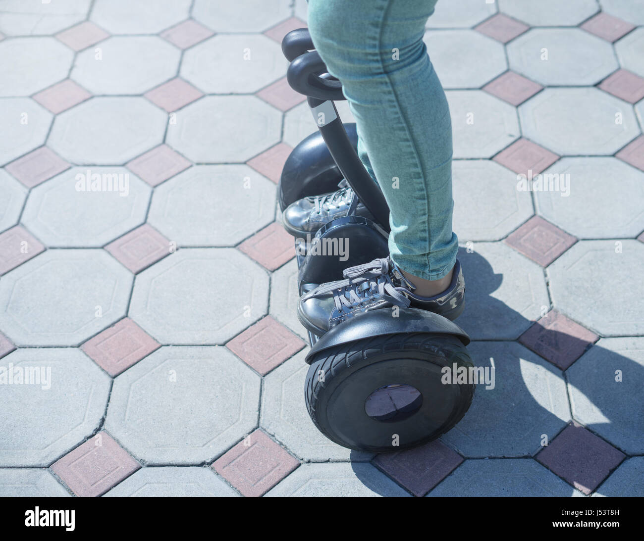 Frau Beine fahren, Gyroscooter oder hoverboard Stockfoto