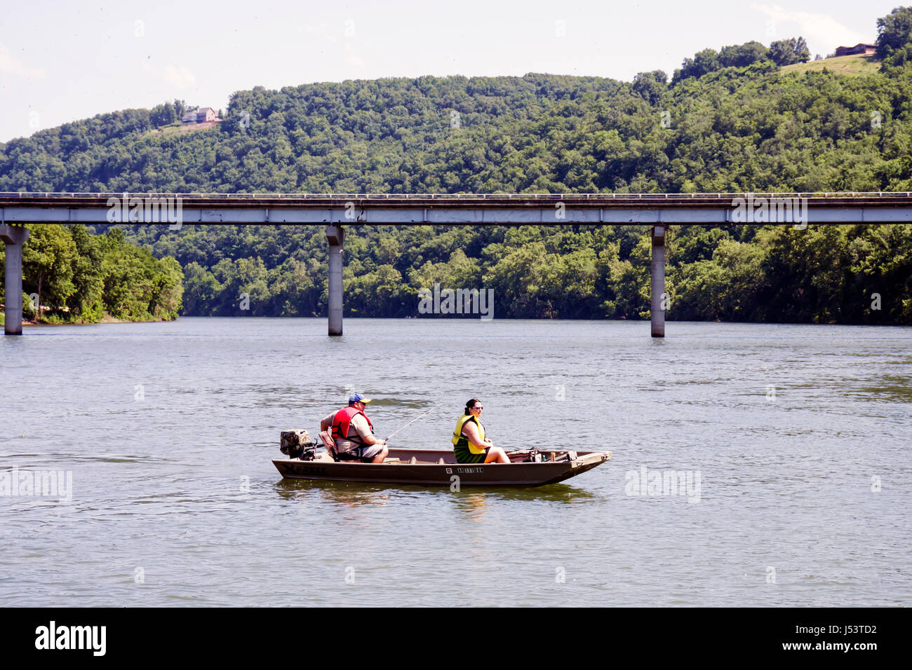 Arkansas Ozark Mountains, Allison, White River, Mann Männer männlich, Frau weibliche Frauen, Süßwasserfischen, Angler, Boot, Außenbordmotor, Brücke, Rute, Rettungsweste, Sicherheit Stockfoto