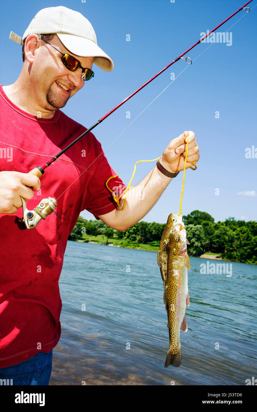 Arkansas Ozark Mountains, Allison, White River Water, Regenbogenforellen, Erwachsene Erwachsene Männer, Süßwasserfischen, Angler, Ufer, Rute, Haspel, Erholung Stockfoto