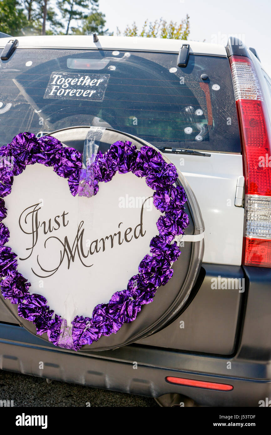 Hochzeit auto dekorationen -Fotos und -Bildmaterial in hoher Auflösung –  Alamy