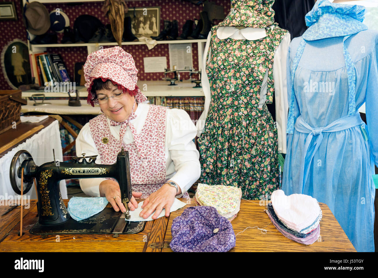 Arkansas Ozark Mountain Mountain View, Ozark Folk Center State Park Country Kitchen Nähgeschäft, Frau weibliche Frauen, Pioneer Kleid Kleider Outfit Kostüm Stockfoto