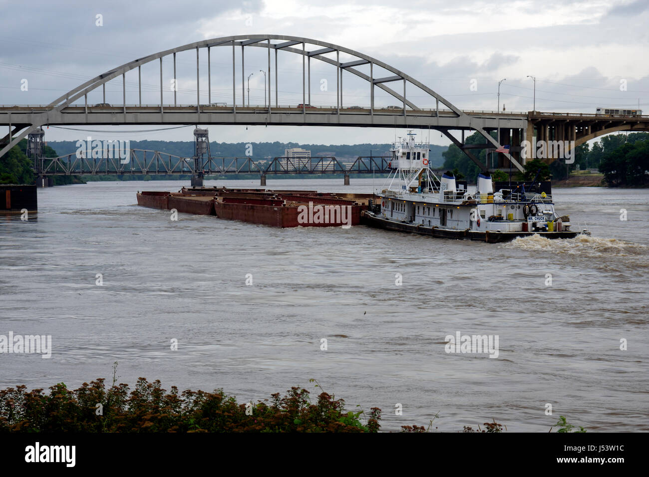Little Rock Arkansas, Arkansas River, Broadway Bridge, Barge, Transport, Schleppboot, AR080606002 Stockfoto