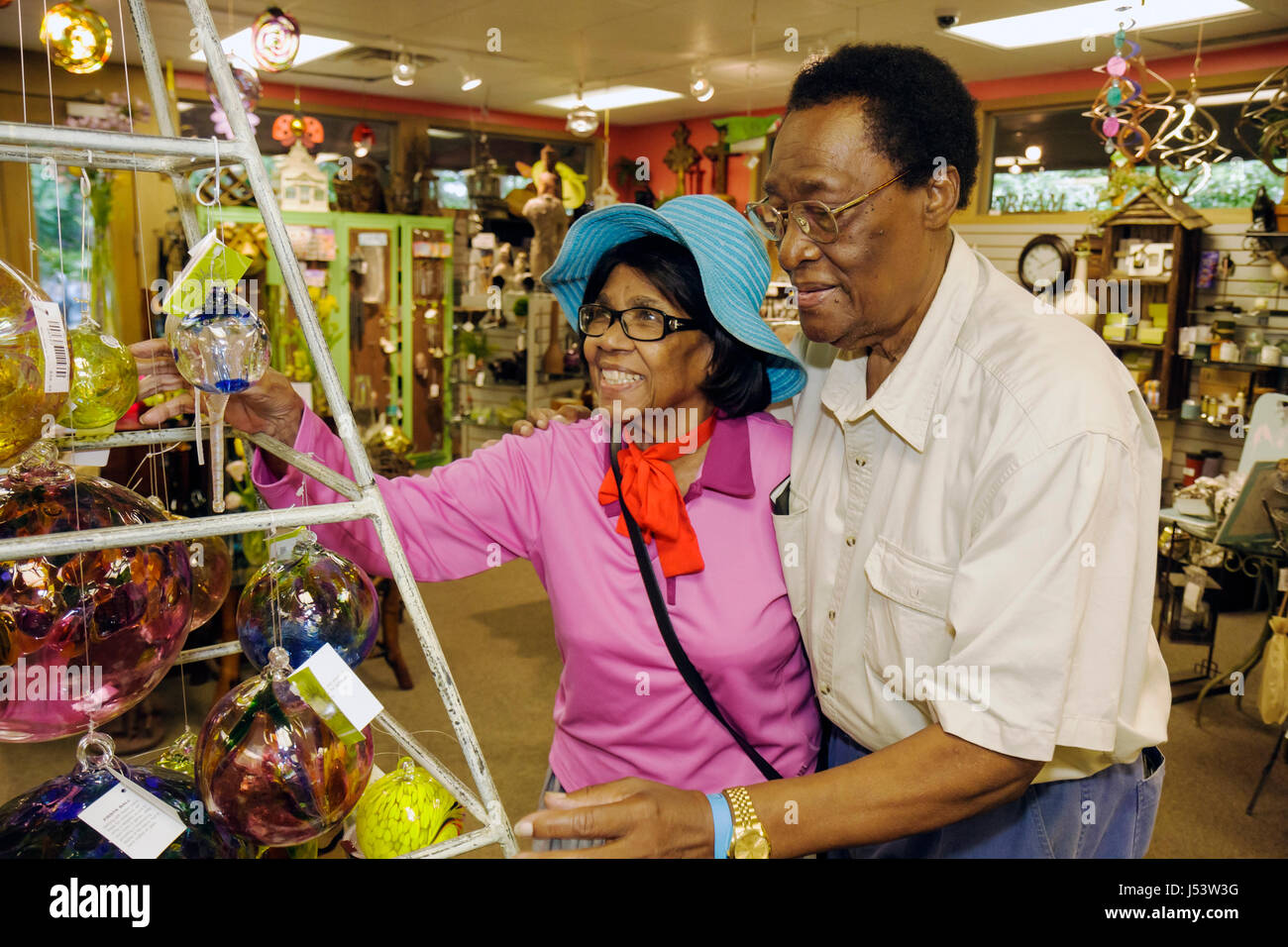 Arkansas Hot Springs, Garvan Woodland Gardens, Geschenkeladen, Schwarz, Männer, Männer, Frauen, Paare, Senioren, Bürger, blauer Hut, Einkaufen Stockfoto