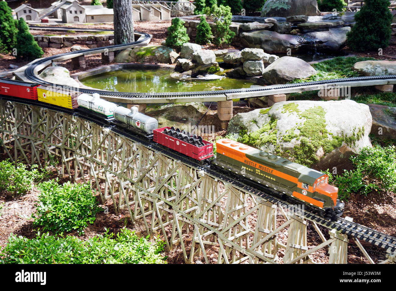 Arkansas Hot Springs, Garvan Woodland Gardens, Model Train Garden, Scale Model Train, Lokomotive, Tankwagen, Trichter, Display Sale Track, Eisenbahn, Landschaft, pla Stockfoto