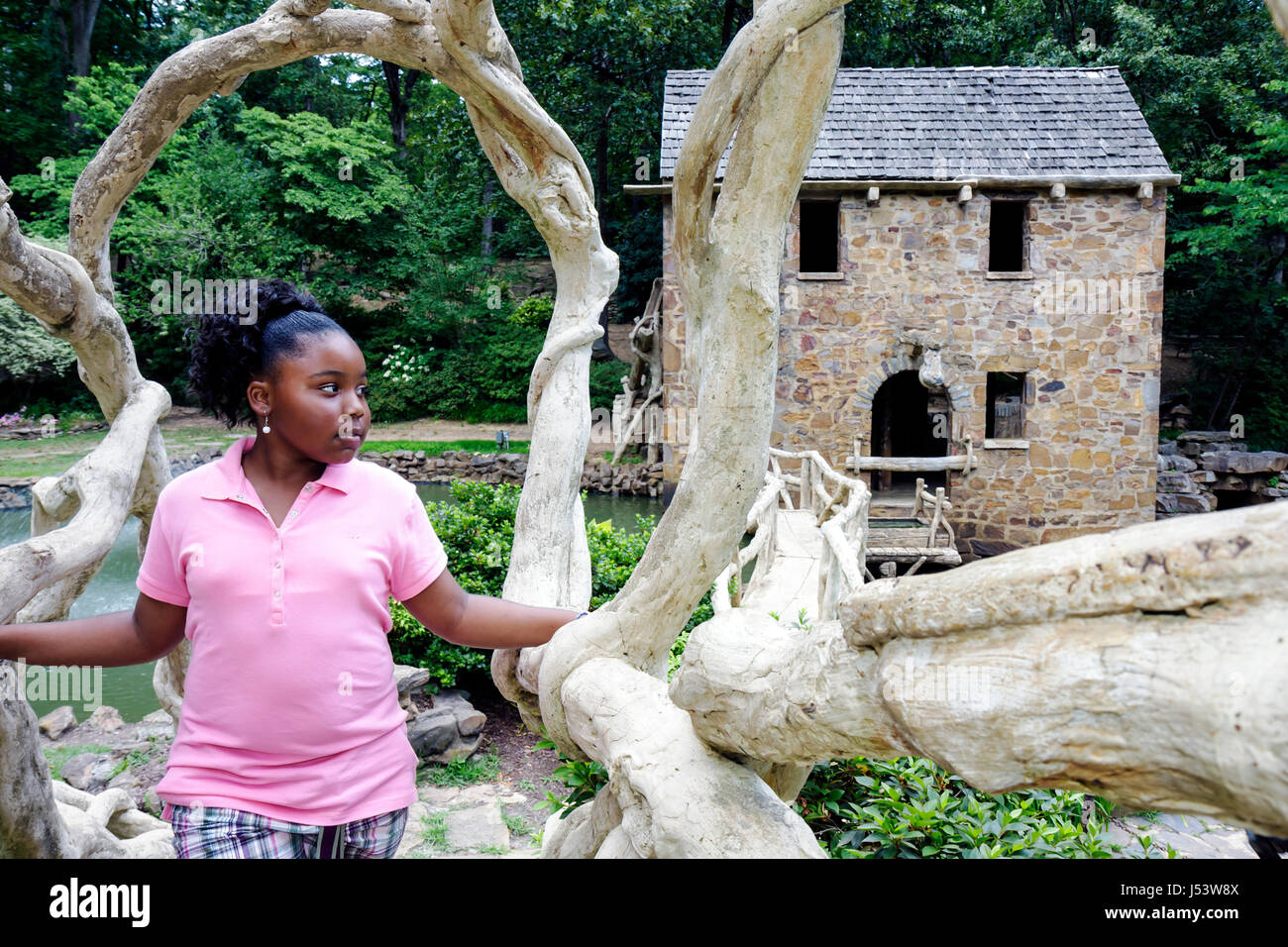 Little Rock Arkansas, T.R. Pugh Memorial Park, die alte Mühle, erschien in Gone with the Wind, Schwarze Mädchen, Youngster, weibliche Kinder Kinder vor dem Teenager, rosa Stockfoto