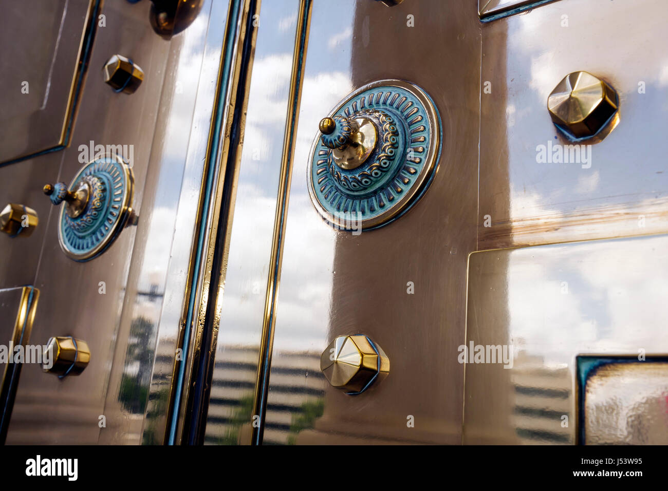 Little Rock Arkansas, Kapitolgebäude, Tiffany Bronzetür, glänzend, Metall, Nieten, Design, Handwerkskunst, Pracht, erbaut 1915, neoklassischer Stil, Visito Stockfoto