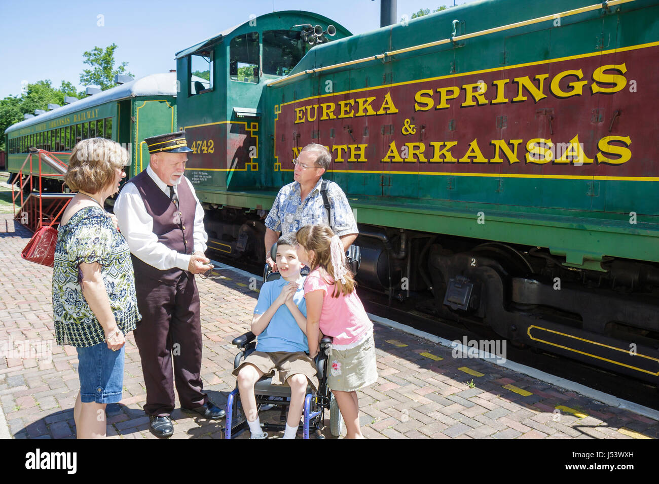 Eureka Springs Arkansas, Ozark Mountains, Eureka Springs & North Arkansas Railway, Dirigent, Mann Männer männlich, Mädchen, weibliche Kinder junge Jungen, männlich d Stockfoto