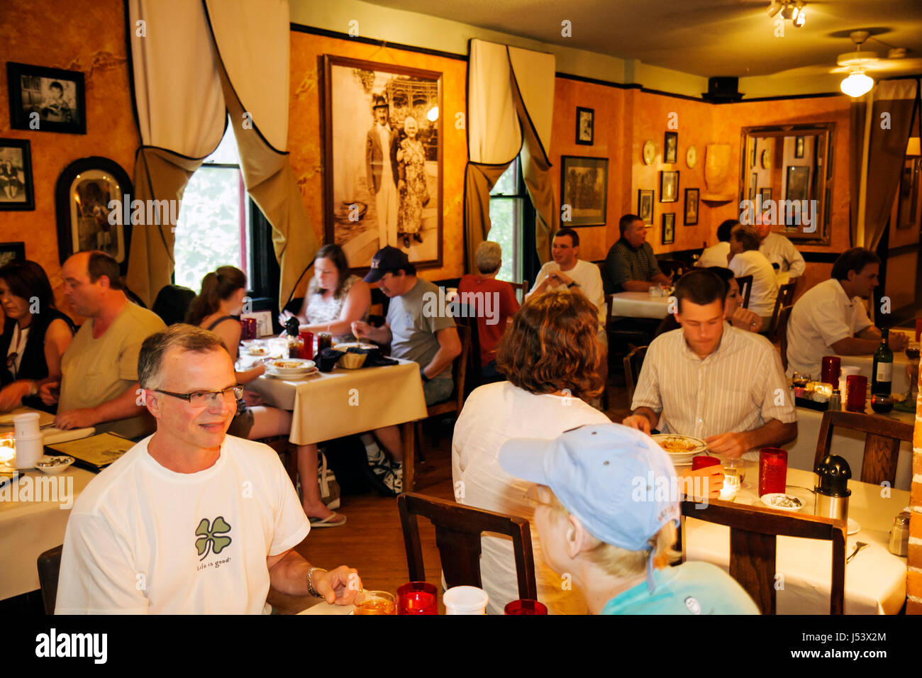 Eureka Springs Arkansas, Ozark Mountains, Ermilio's Italian Home Cooking, Restaurant Restaurants Essen Essen Essen Essen Cafe Cafés, Essen, Essen, Tische, Paar, Mann Männer Stockfoto