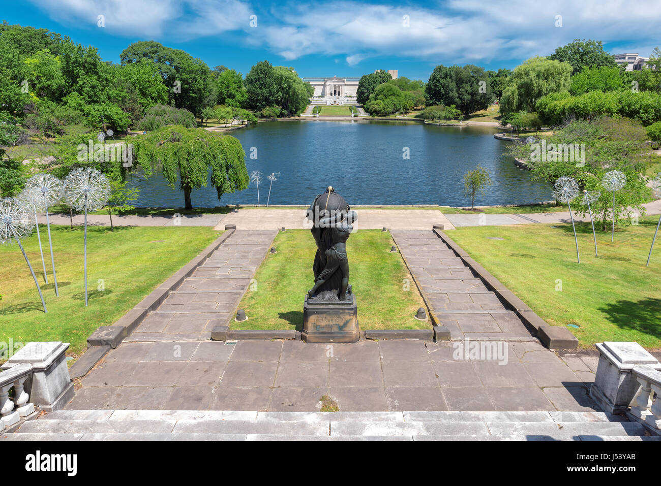 Blick auf Park Wade Lagune und dem Cleveland Museum of Art im Sommer, Cleveland, OH-Landschaft. Stockfoto