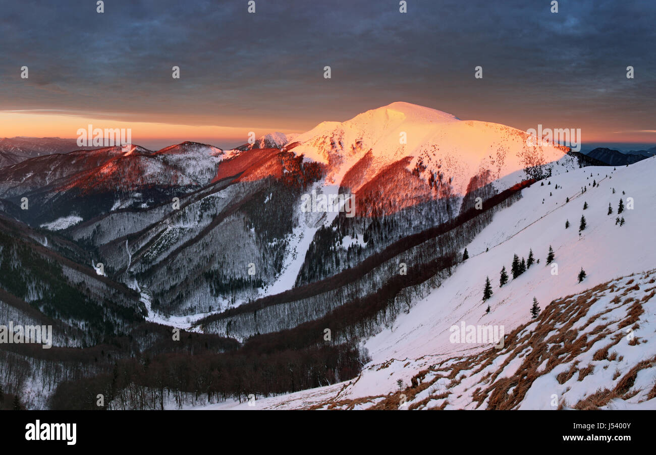 Kleine Fatra-Panorama bei Sonnenaufgang Stockfoto