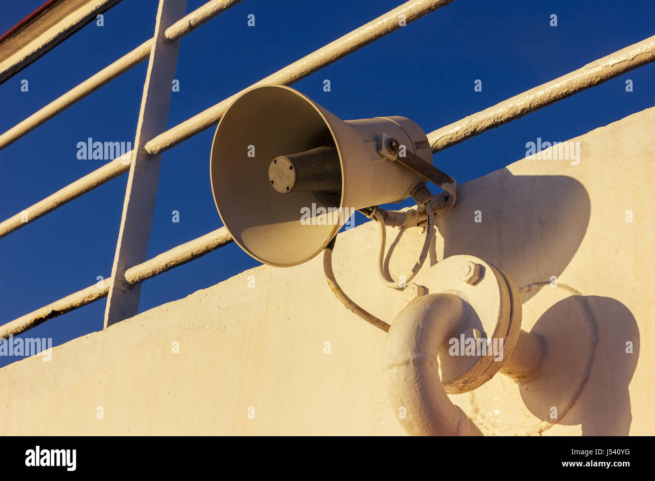 weiße Megaphon an Deck der Fähre Stockfoto