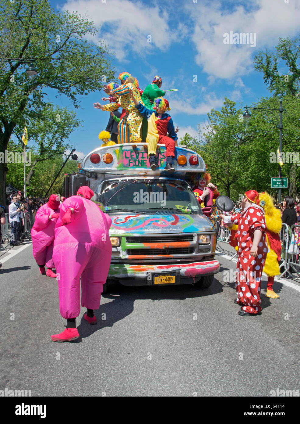 5.14.2017 eine Gruppe von bunt gekleideten Clowns auf der Lag-B'Omer-Parade in Crown Heights, Brooklyn, New York City. Stockfoto