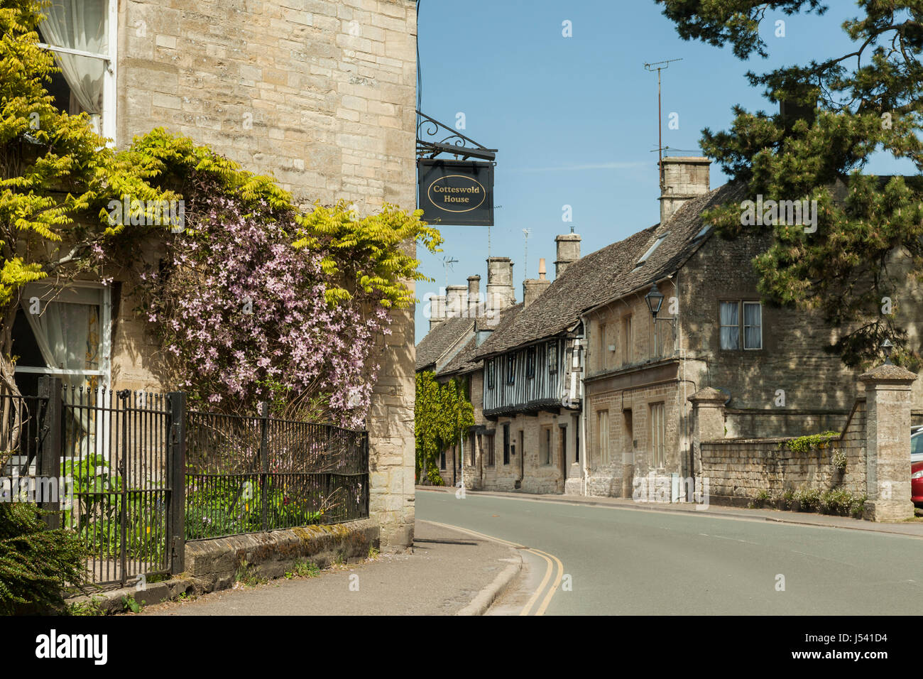 Frühlingstag auf High Street in Northleach, Cotswolds, Gloucestershire. Stockfoto